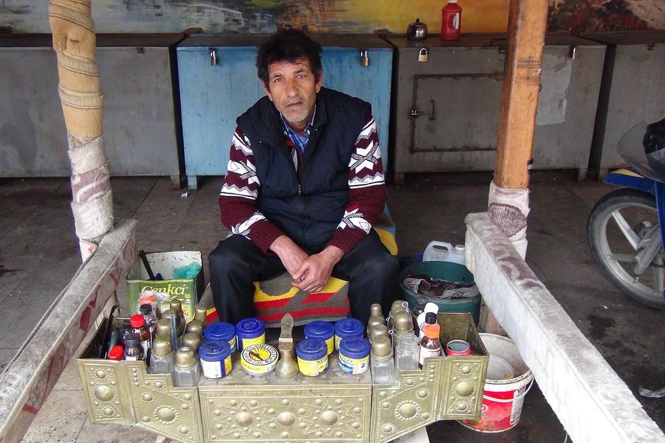 Adıyaman'da ayakkabı boyacıları Eve ekmek götürme sıkıntısı yaşıyoruz